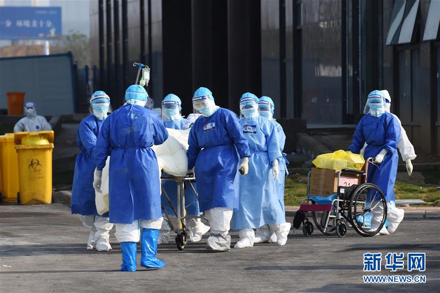 (聚焦疫情防控·图文互动)(1)一名百岁新冠肺炎患者治愈出院