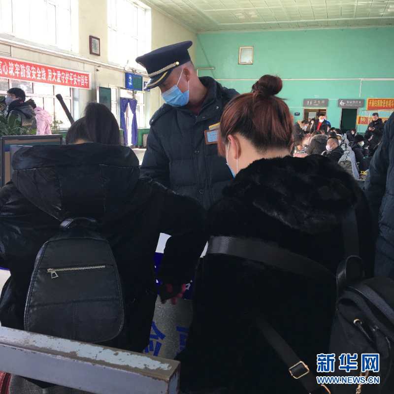 （新华网·图文互动）（2）疫情下，小站铁路安检员收获10多万粉丝