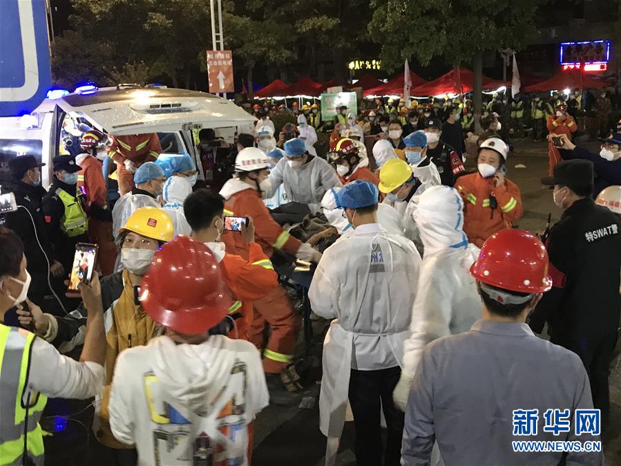 （社会）（1）福建泉州酒店坍塌事故现场救出母子幸存者