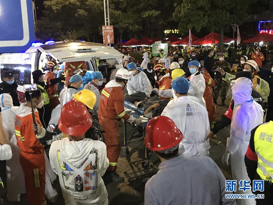 （社会）（2）福建泉州酒店坍塌事故现场救出母子幸存者