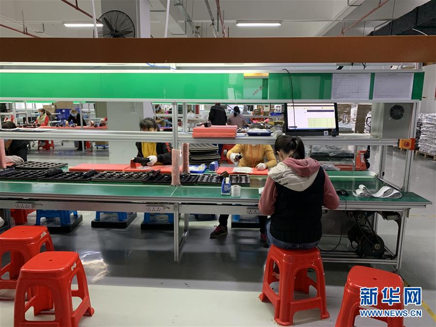 (抓好经济发展 应对复杂局面·图文互动)(3)“车水马龙”重现 外贸加快复苏——广西中越边境部分口岸复工复产见闻