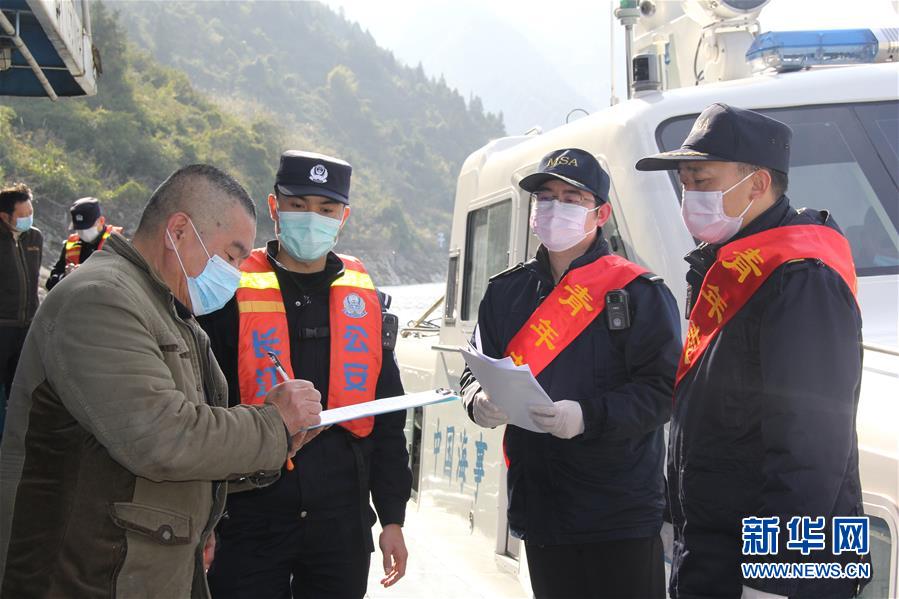 (聚焦疫情防控·图文互动)(2)长江入湖北第一关的“疫”线守门员