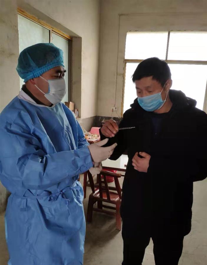 (聚焦疫情防控·图文互动)(1)一位乡村医生和他的疫情排查“突击队”
