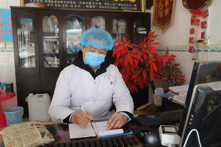 (聚焦疫情防控·图文互动)(2)一位乡村医生和他的疫情排查“突击队”