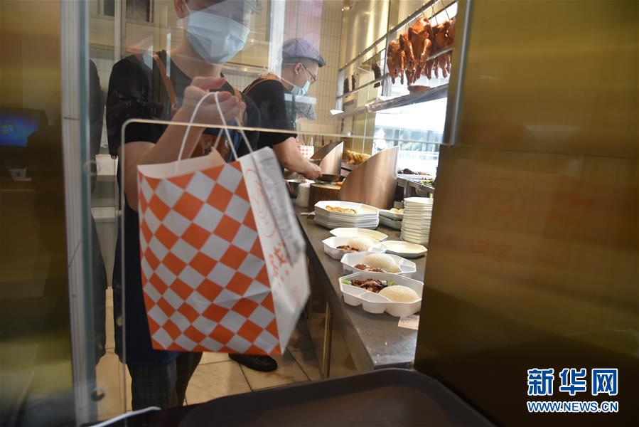 （聚焦复工复产&middot;图文互动）（4）触网接单、开发简餐、直播卖货&mdash;&mdash;餐企换招自救