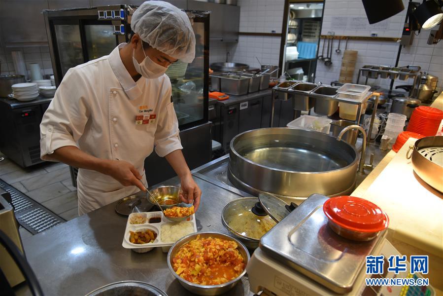 （聚焦复工复产&middot;图文互动）（5）触网接单、开发简餐、直播卖货&mdash;&mdash;餐企换招自救