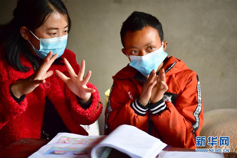 (决战决胜脱贫攻坚·图文互动)(1)特写:疫情下的一堂特殊送教上门课