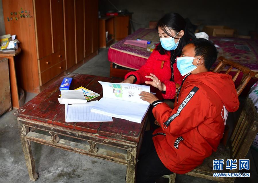 (决战决胜脱贫攻坚·图文互动)(3)特写:疫情下的一堂特殊送教上门课