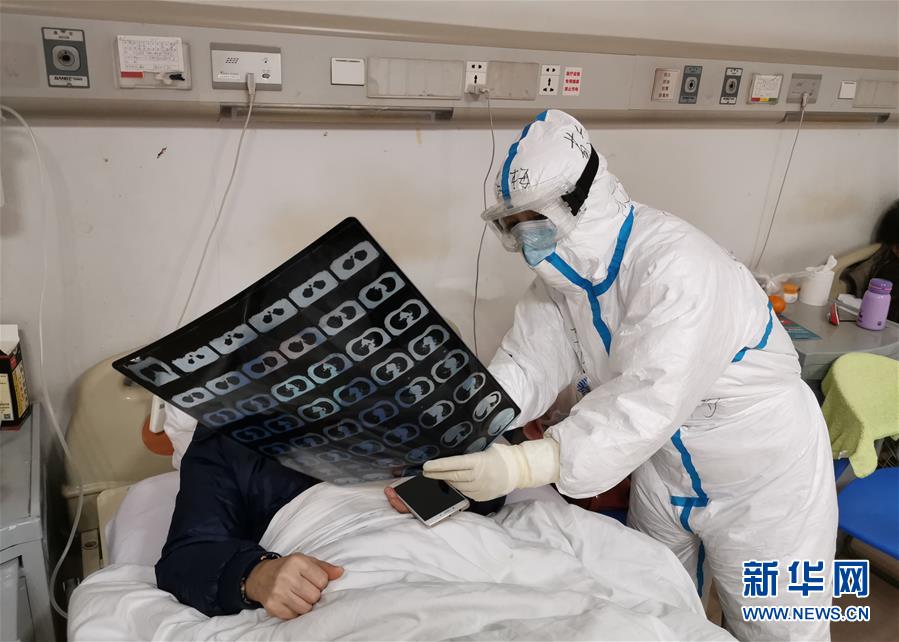 (一线抗疫群英谱·图文互动)(2)敬患如亲 暗香如梅——记火神山医院医生敬梅