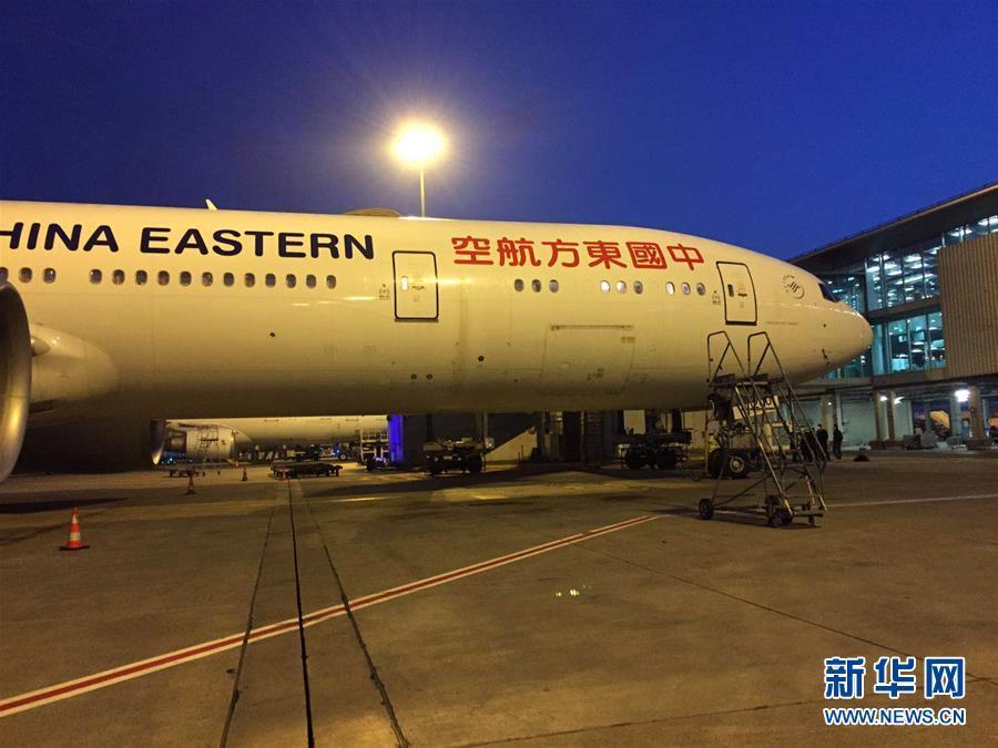 (国际疫情)(3)中国援法医疗物资运抵巴黎