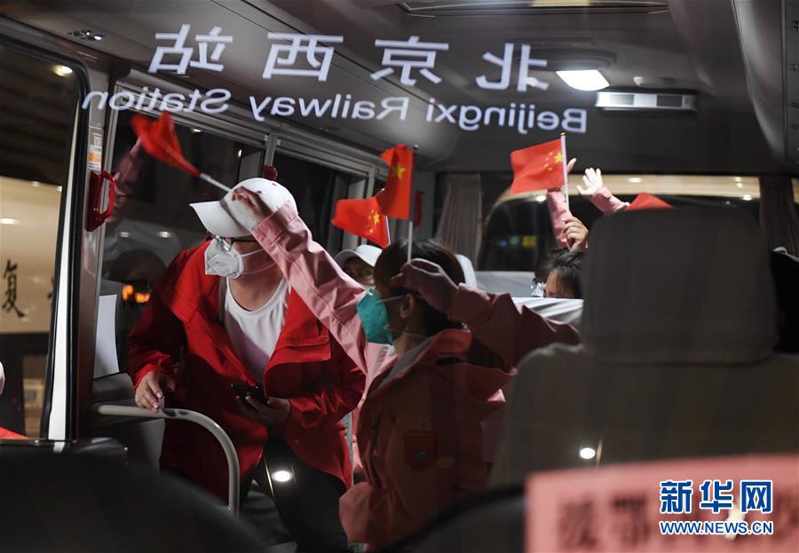 （社会）（1）首批返京的援鄂国家医疗队队员抵京