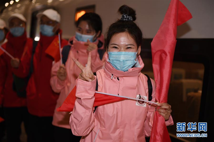 （社会）（2）首批返京的援鄂国家医疗队队员抵京