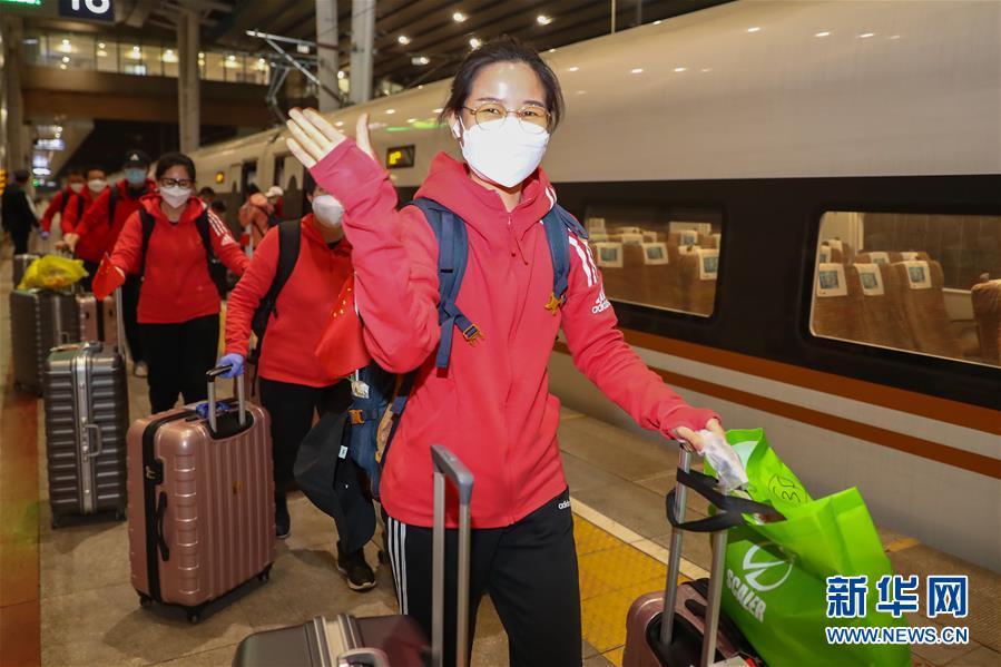 （社会）（7）首批返京的援鄂国家医疗队队员抵京