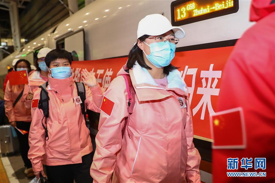 （社会）（8）首批返京的援鄂国家医疗队队员抵京