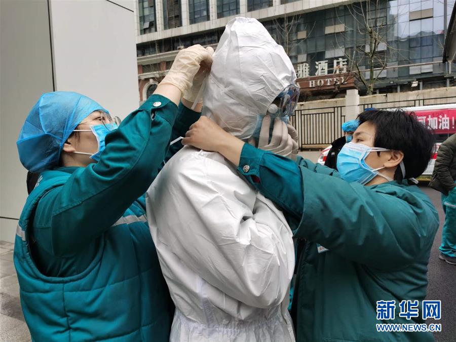 (聚焦疫情防控·图文互动)(4)急救车轮上的45天