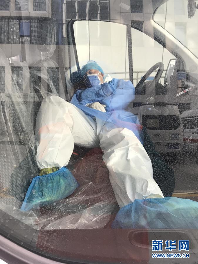 (聚焦疫情防控·图文互动)(5)急救车轮上的45天