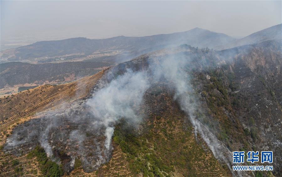 (图文互动)(7)四川西昌市经久乡森林火灾明火已扑灭
