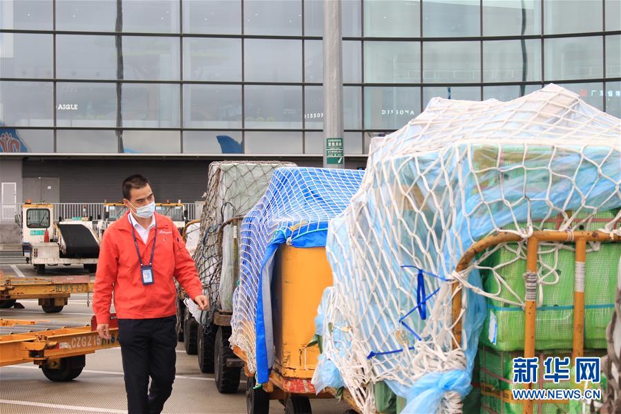 （一线抗疫群英谱·图文互动）机坪上，他为抗疫物资保驾护航