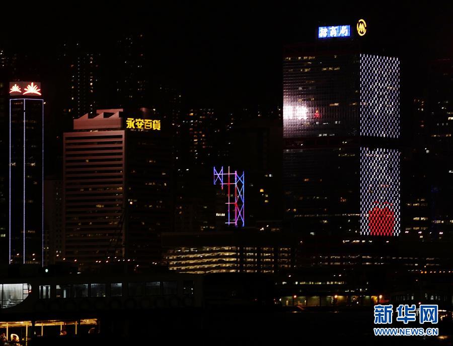 (图文互动)(2)香港维港两岸商厦为医护人员亮灯打气