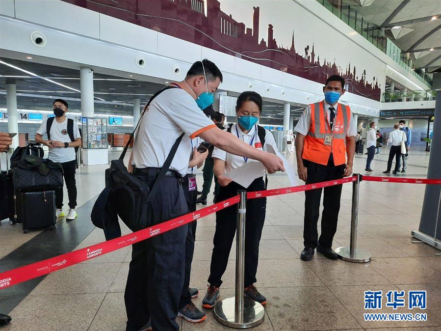 (国际疫情·图文互动)(1)“工作忙碌又细致,经验丰富又专业”——一名柬埔寨青年眼中的中国援柬抗疫医疗专家组