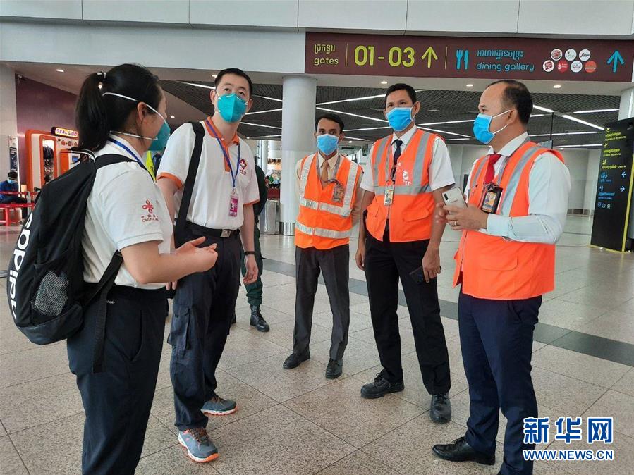 (国际疫情·图文互动)(4)“工作忙碌又细致,经验丰富又专业”——一名柬埔寨青年眼中的中国援柬抗疫医疗专家组