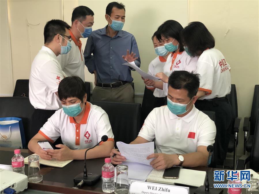 （国际疫情·图文互动）（7）“工作忙碌又细致，经验丰富又专业”——一名柬埔寨青年眼中的中国援柬抗疫医疗专家组