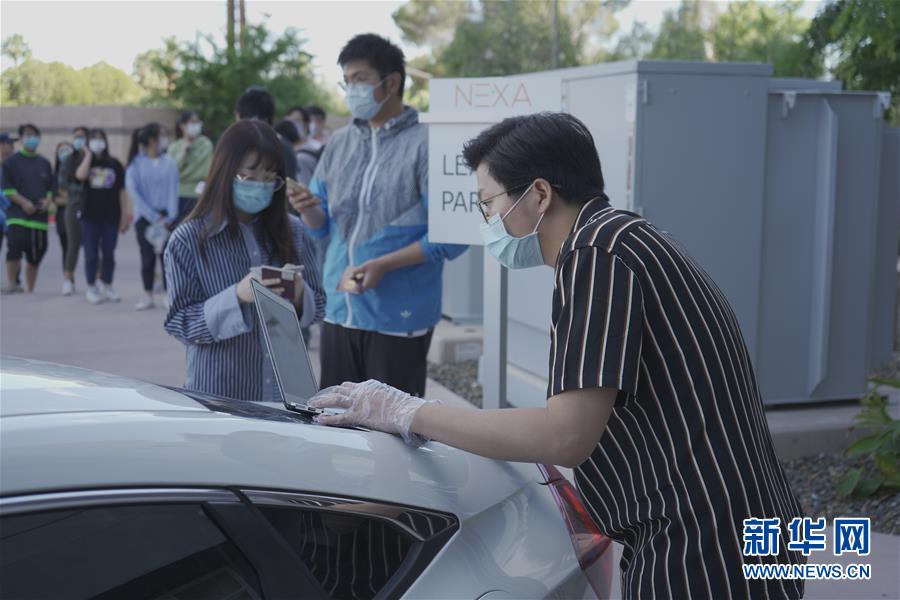 (国际疫情·图文互动)(6)“来自祖国浓浓的爱”——在美留学生领取“健康包”背后的故事