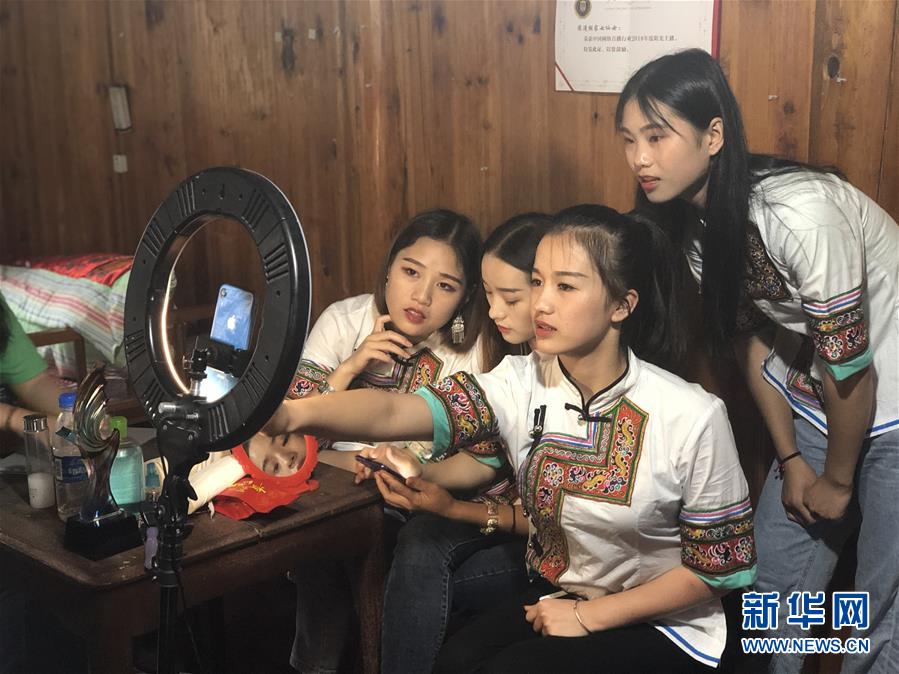 (决战决胜脱贫攻坚·图文互动)(5)田野“变奏”让薄土“生金”——贵州农村产业革命助推脱贫攻坚见闻