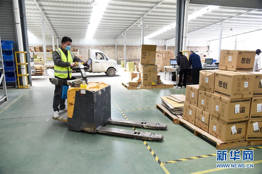 (图文互动)(4)“看不见”的劳动者