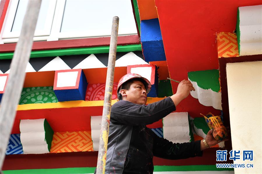 (图文互动)(3)康巴汉子巧手“画”出致富路