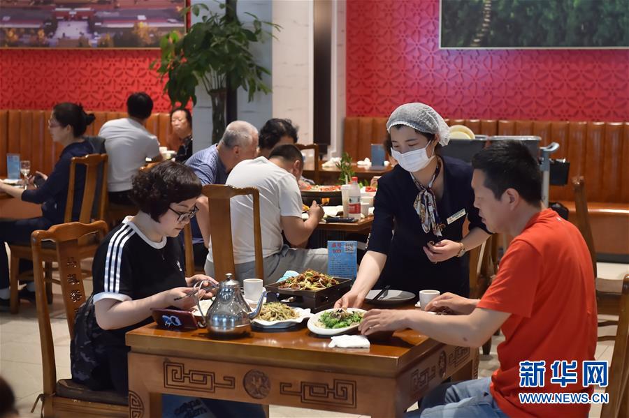 （图文互动）（3）北京节日市场复工忙、人气旺