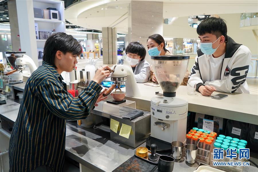 (图文互动)(1)“触网”直播间 引领“小众圈”——新兴职业青年的初心与匠心