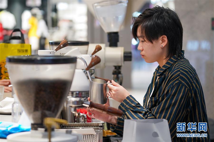 (图文互动)(2)“触网”直播间 引领“小众圈”——新兴职业青年的初心与匠心