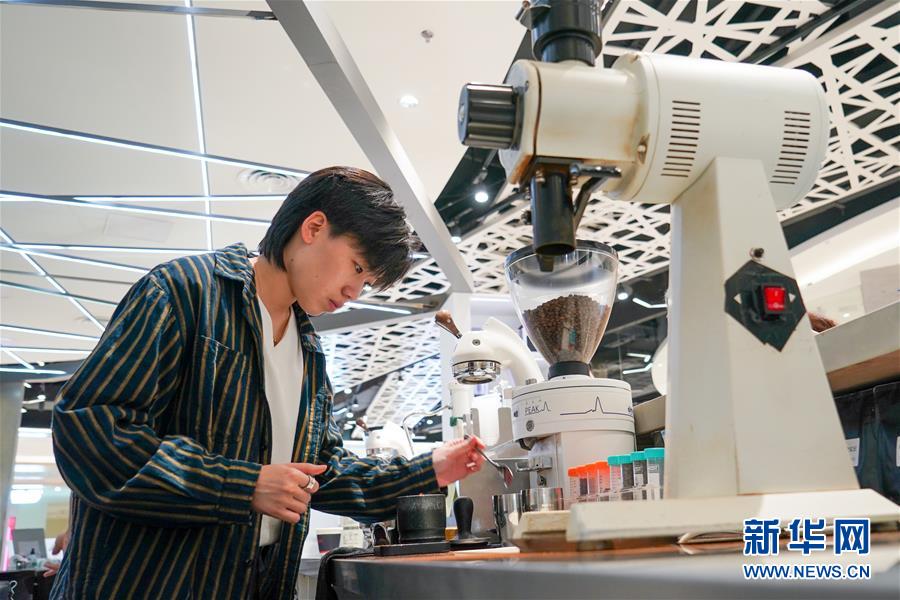 (图文互动)(3)“触网”直播间 引领“小众圈”——新兴职业青年的初心与匠心