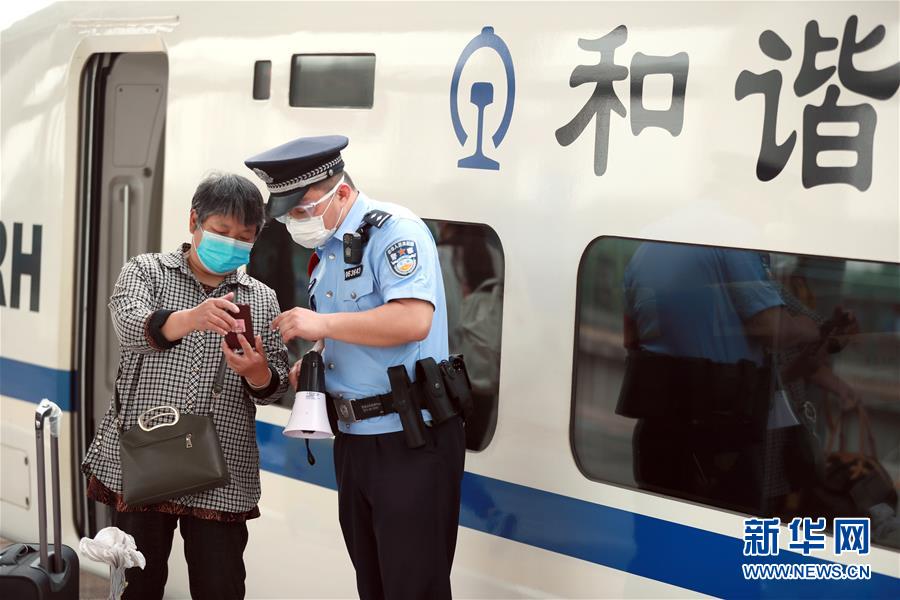 #(经济)(2)全国铁路迎来返程客流高峰