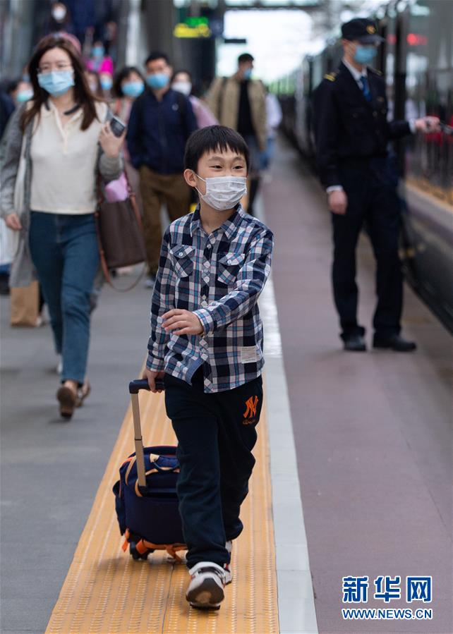 #(经济)(3)全国铁路迎来返程客流高峰