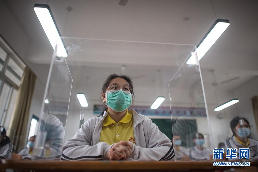(聚焦疫情防控)(1) 武汉高三复学:透明隔板阻飞沫