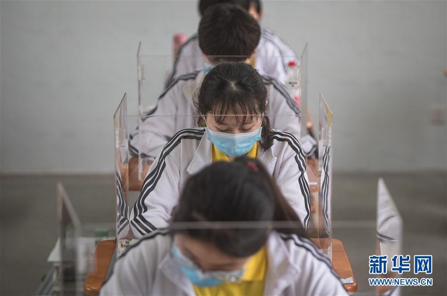 (聚焦疫情防控)(3) 武汉高三复学:透明隔板阻飞沫