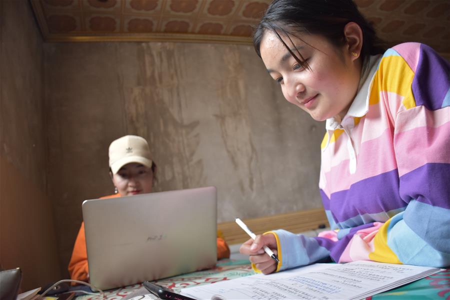 (决战决胜脱贫攻坚·图文互动)(4)帕米尔“姐妹花”:山区放羊娃成为都市大学生