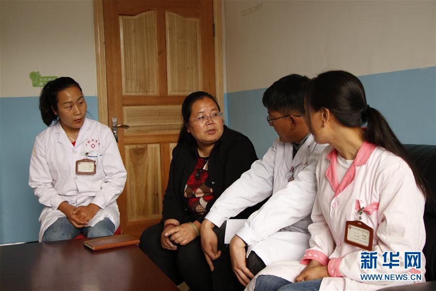 (代表委员履职·图文互动)(6)为百姓健康奔走——全国人大代表胡阿罗履职记