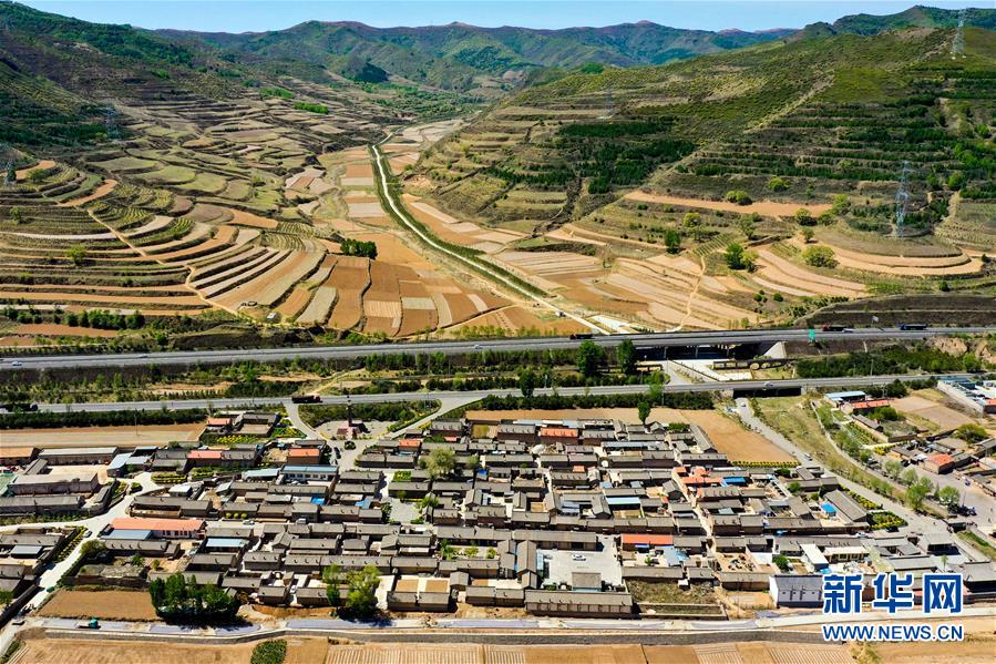（社会）（2）从&ldquo;穷窝窝&rdquo;到风景区&mdash;&mdash;吕梁小山村&ldquo;搬&rdquo;出新未来