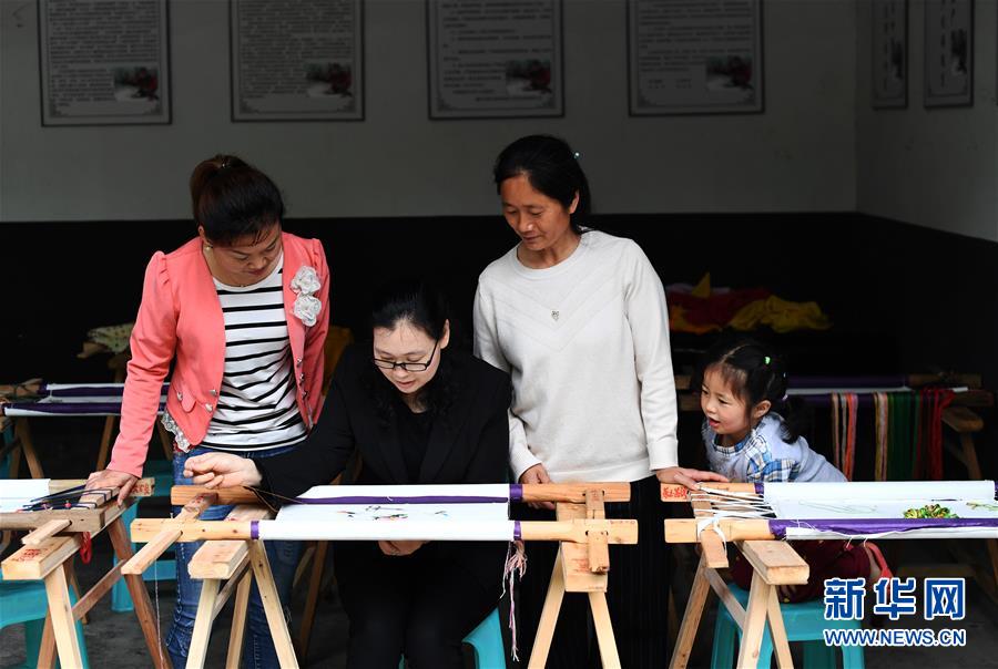 （两会人物&middot;图文互动）（1）带娃、赚钱两不误&mdash;&mdash;一位农民工代表眼中的脱贫新工作