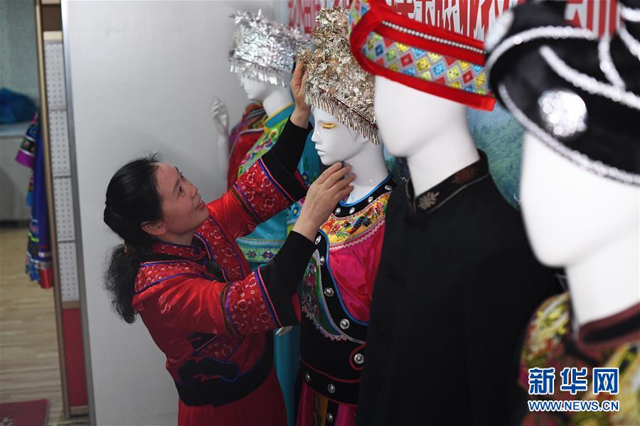 （两会人物&middot;图文互动）（5）带娃、赚钱两不误&mdash;&mdash;一位农民工代表眼中的脱贫新工作