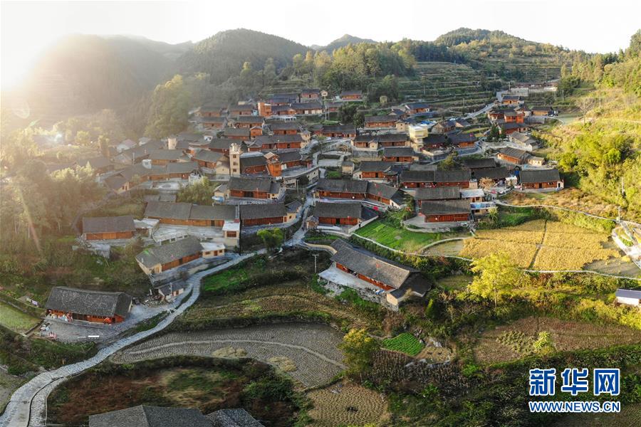 （新华全媒头条&middot;两会特别报道&middot;图文互动）（1）从取得决定性成就到夺取全面胜利&mdash;&mdash;从全国两会看决战决胜脱贫攻坚