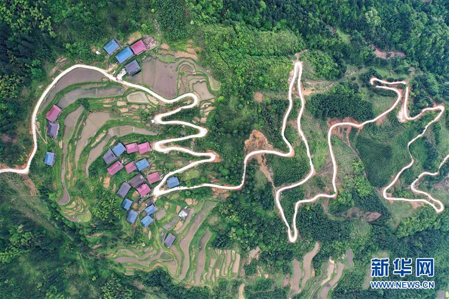 （新华全媒头条&middot;两会特别报道&middot;图文互动）（2）从取得决定性成就到夺取全面胜利&mdash;&mdash;从全国两会看决战决胜脱贫攻坚