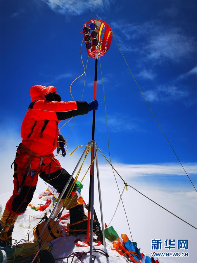 （2020珠峰高程測量）（7）獨家照片：珠峰高程測量登山隊隊員在峰頂開展測量工作