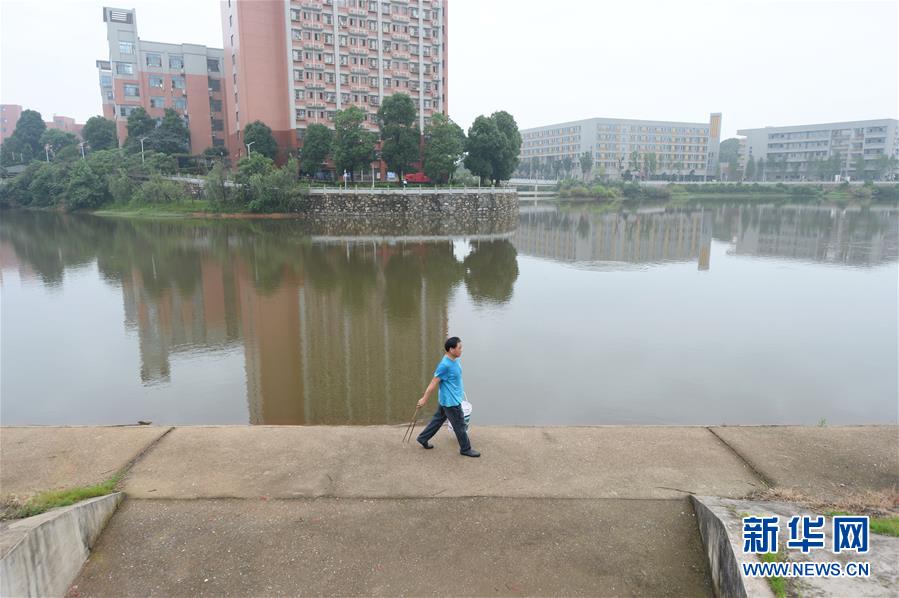 （图片故事）（4）环保志愿者章志标的绿水青山梦