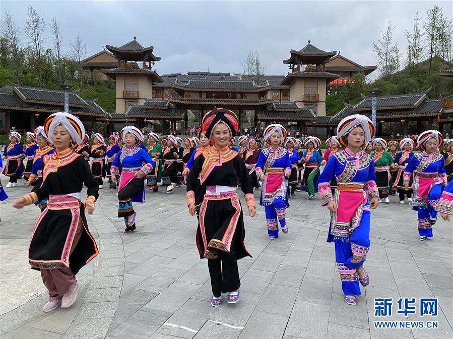 (决战决胜脱贫攻坚·图文互动)(1)阿妹戚托:大山里的“非遗”助搬迁群众稳得住