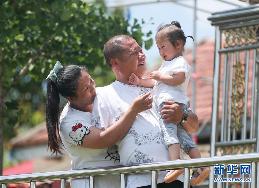 （决战决胜脱贫攻坚&middot;图文互动）（1）独臂农民陈富宝的&ldquo;小康&rdquo;路