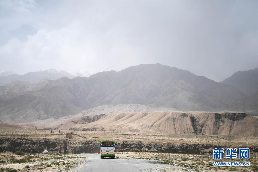 (决战决胜脱贫攻坚·聚焦三区三州·图文互动)(2)昆仑山村建起停车场